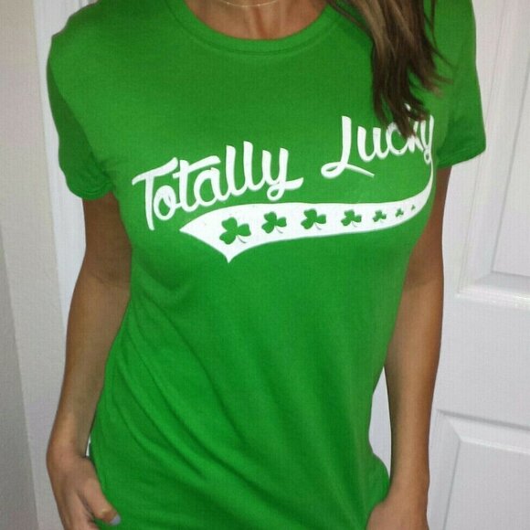 🔥🔥SALE🔥🔥ST PATRICK'S DAY Kelly Green/White TOTALLY LUCKY Shamrock Tee - Picture 1 of 5